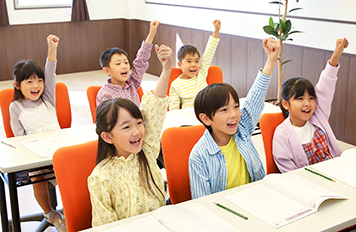授業を受けている小学生