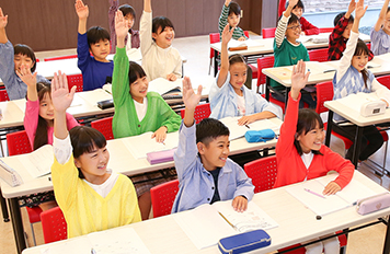 授業を受けている生徒