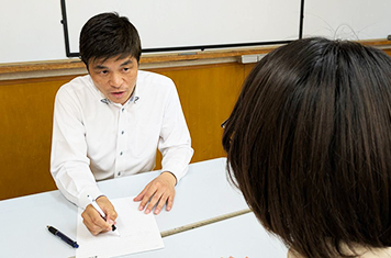 質問している様子