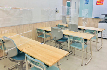 飛沫防止シートを設置した教室